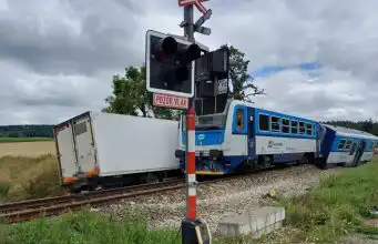 VIDEO: Vodič nákladného auta vošiel priamo pred vlak