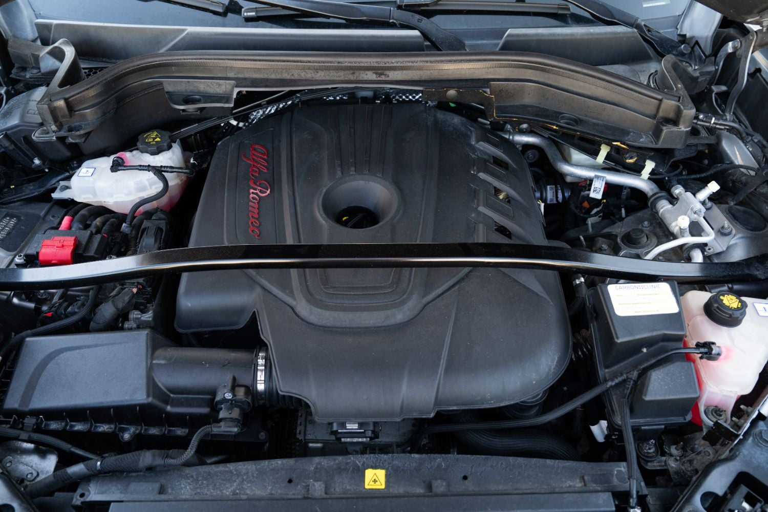 naftový motor s výstužou medzi prednými kolesami vo vozidle Alfa Romeo Stelvio