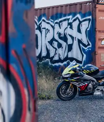 Vyzerá ako superbike, no nezničí vám chrbát. Našli sme recept na dokonalú zábavu Aprilia RS 660 Factory