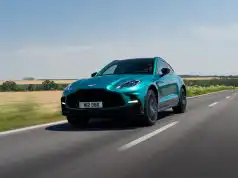 Váži 2,2 tony, no jazdí ako športiak. Šoférovali sme Aston Martin DBX S Aston Martin DBX S