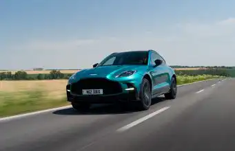 Váži 2,2 tony, no jazdí ako športiak. Šoférovali sme Aston Martin DBX S Aston Martin DBX S