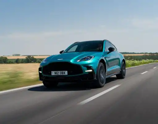 Váži 2,2 tony, no jazdí ako športiak. Šoférovali sme Aston Martin DBX S Aston Martin DBX S