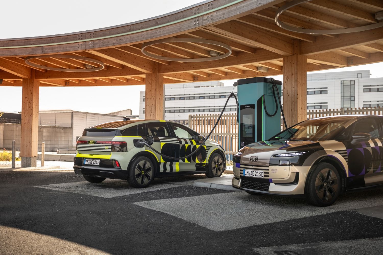 Audi A2 e-tron na nabíjacej stanici