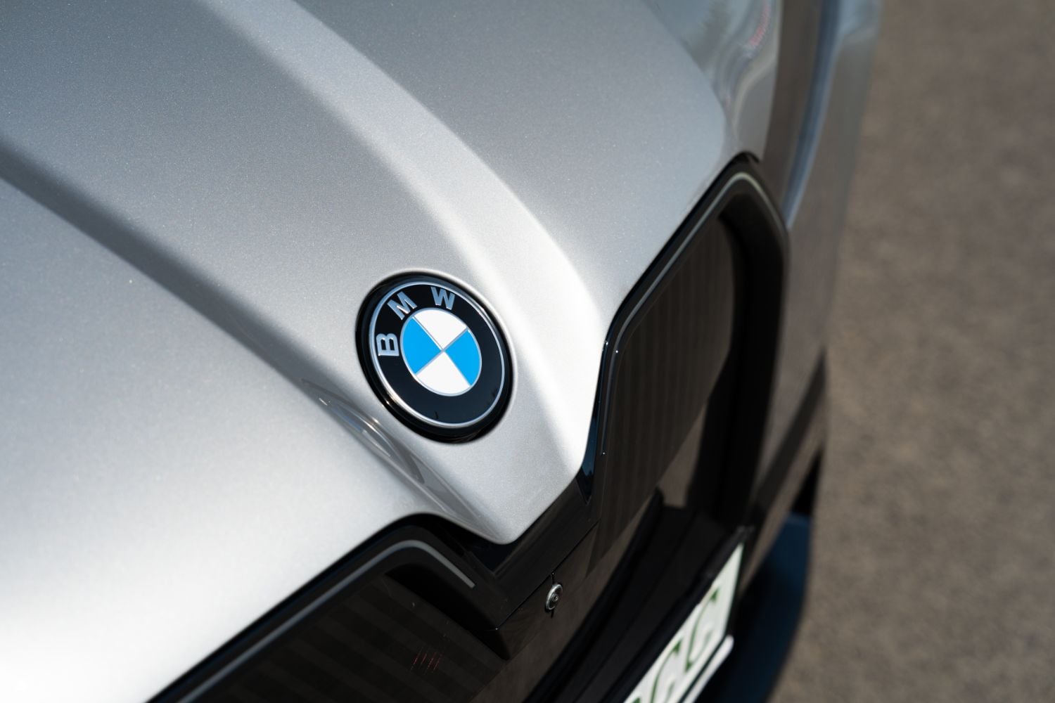 logo BMW na kapote BMW iX 60 xDrive