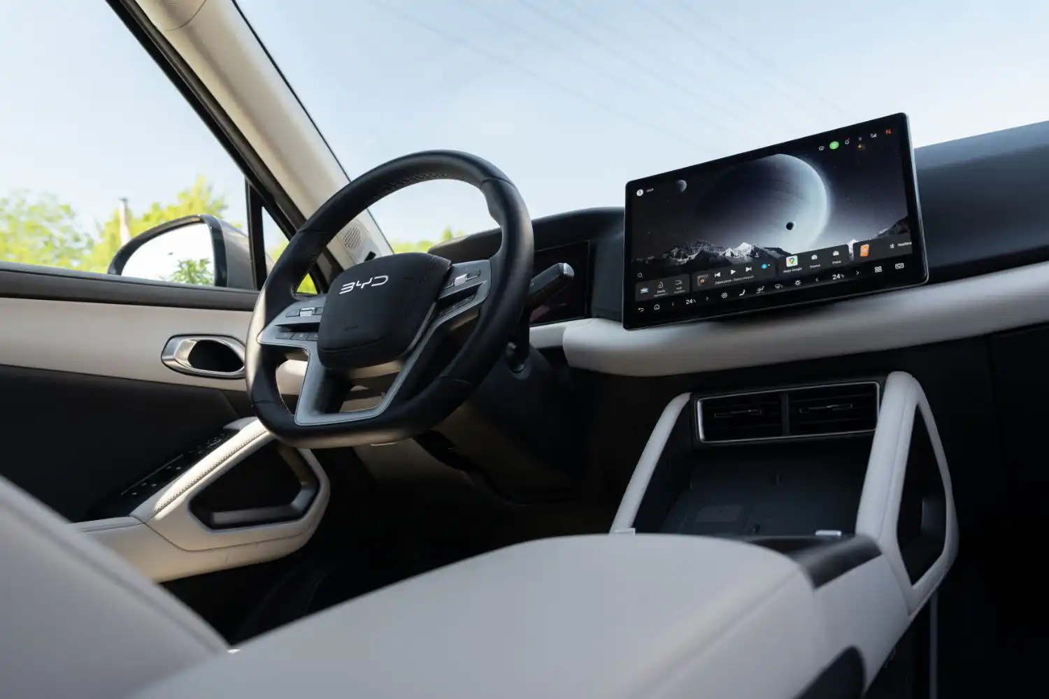interiér BYD Atto 2 DM-i