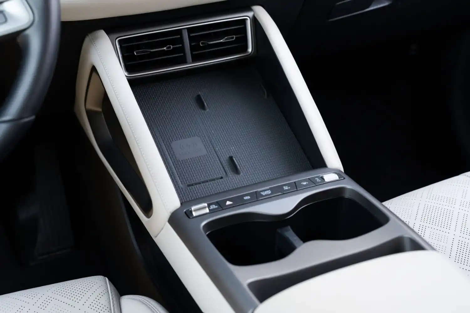 stredový panel s úložnými priestormi v BYD Atto 2 DM-i