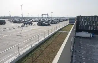 Dôvodom má byť hmotnosť, no elektromobily z parkovísk na strechách vyhadzujú pre riziko požiaru Parkovisko strecha
