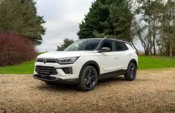 163 benzínových koní a 551 l kufor už od 20 490 €. Osvedčené SUV prichádza s mimoriadnou ponukou KGM Korando