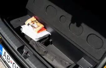 priečinky v kufri Kia K4 Sportswagon