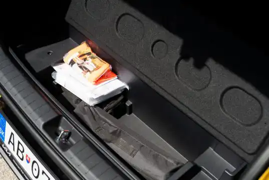 priečinky v kufri Kia K4 Sportswagon