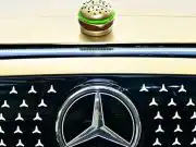 Mercedes vymenil hviezdu za cheeseburger, súboj o Číňanov však prehráva logo Mercedes-Benz
