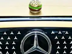 Mercedes vymenil hviezdu za cheeseburger, súboj o Číňanov však prehráva logo Mercedes-Benz