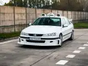 Marseille v Bratislave. Matej premenil Peugeot 406 V6 na vernú kópiu taxíka zo svetoznámeho filmu Peugeot 406 V6 TAXI Marseille