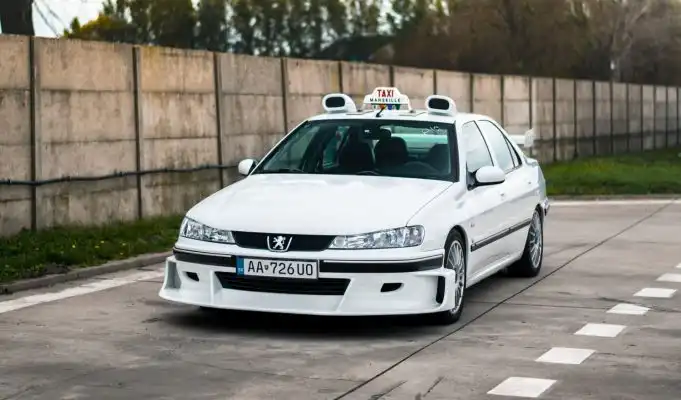 Marseille v Bratislave. Matej premenil Peugeot 406 V6 na vernú kópiu taxíka zo svetoznámeho filmu Peugeot 406 V6 TAXI Marseille