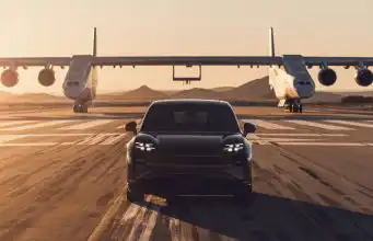 Stabilitu Cayenne overilo Porsche kurióznym experimentom s najväčším lietadlom na svete Porsche Cayenne