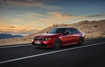 443 koní a režim na driftovanie. M350 xDrive nezabúda, prečo ľudia milujú BMW BMW radu 3