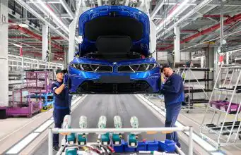 BMW do výroby novej trojky nalialo 2 miliardy eur, spaľovacie motory zostávajú