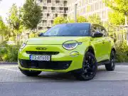 Fiat obliekol 600-vku do športového dresu. Vyzerá rýchlejšie, než jazdí Fiat 600 Sport