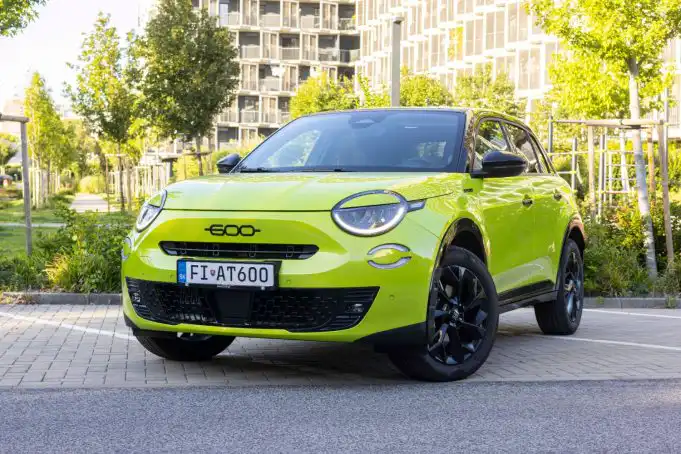 Fiat obliekol 600-vku do športového dresu. Vyzerá rýchlejšie, než jazdí Fiat 600 Sport
