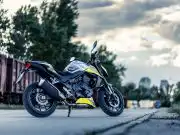 Spojkovú páčku má, no nemusíte ju používať. S touto moto sme si užili kopec zábavy