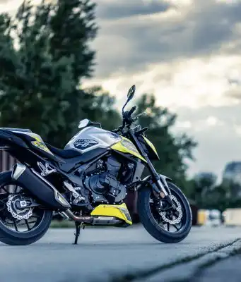 Spojkovú páčku má, no nemusíte ju používať. S touto moto sme si užili kopec zábavy