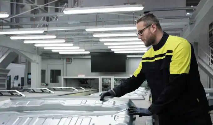 Volvo podpísalo pracovnú zmluvu s poradovým číslom 1000 a spúšťa prvú pracovnú zmenu