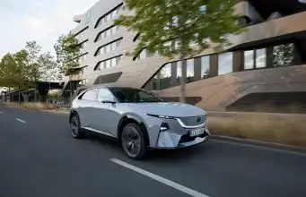 Mazda CX-6e má zvláštny reproduktor. Vodič môže vulgárne nadávať chodcom