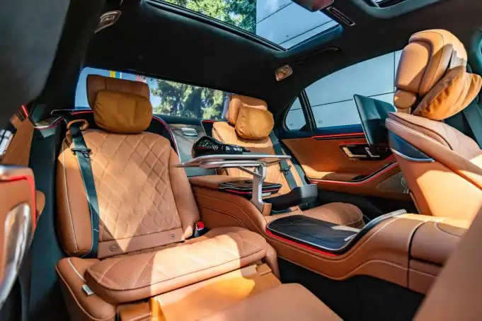 Mercedes stvoril limuzínu pre petrolheadov. Má V8 a kvantum vychytávok