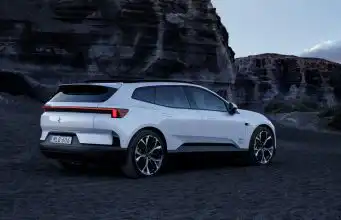 Polestar 4 SUV sa vracia k zadnému oknu. Enormný výkon mu ostal