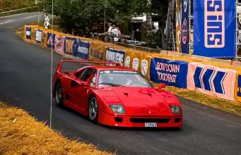Nič lepšie dnes neuvidíte. Najvzácnejšie autá sveta vypustili na horskú cestu (VIDEO)