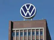 Volkswagen logo na budove