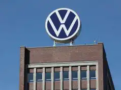 Volkswagen logo na budove