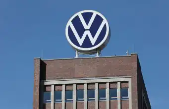 Volkswagen logo na budove