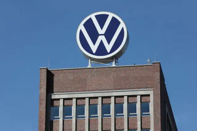 VW_logo_1 Volkswagen logo na budove