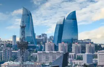 Horí tu zem a medzi hradbami jazdia formule. Bratislava získala letecké spojenie s novou krajinou Baku
