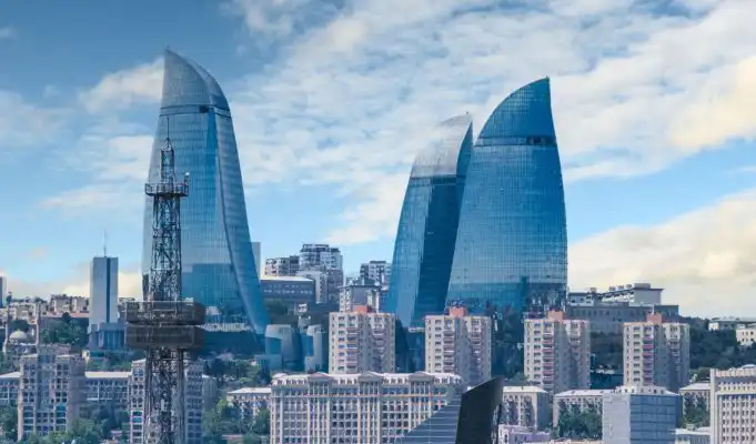 Horí tu zem a medzi hradbami jazdia formule. Bratislava získala letecké spojenie s novou krajinou Baku