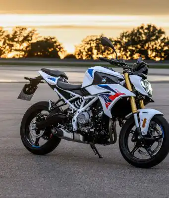 Len 175 kíl a stovka za 5,7 sekundy. Nové BMW chce baviť aj s vodičákom A2 BMW F 450 R
