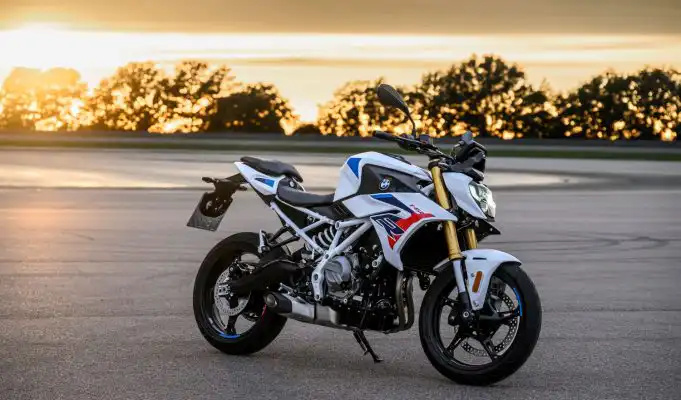Len 175 kíl a stovka za 5,7 sekundy. Nové BMW chce baviť aj s vodičákom A2 BMW F 450 R