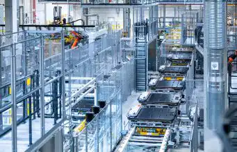 Miliarda eur a 500 robotov. BMW rozbehlo výrobu batérií pre novú éru elektromobilov