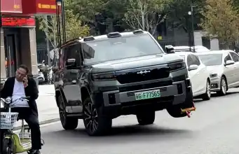 Denza B8 vybabrala s papučou, využila na to hydraulický podvozok