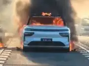 SUV od Dongfeng zachvátil silný požiar, jeho batéria zostala neporušená