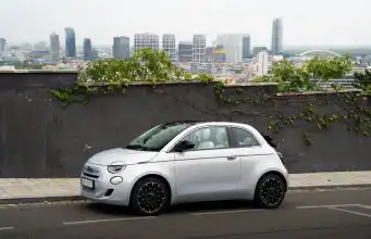 Ťažký deň v práci? Toto auto vám cestou domov navodí dovolenkovú náladu Fiat 500 Cabrio