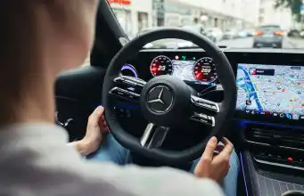 Tesla nebude jediná. Automatizovanú jazdu ponúkne aj Mercedes MB.DRIVE ASSIST PRO