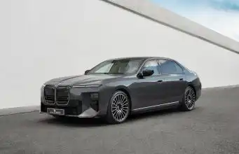 Odolá ozbrojenému útoku, BMW ukázalo limuzínu pre neisté časy