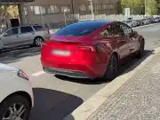 Chcete niekoho sledovať? Stačí mu pred dom zaparkovať auto Tesla