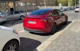 Chcete niekoho sledovať? Stačí mu pred dom zaparkovať auto Tesla