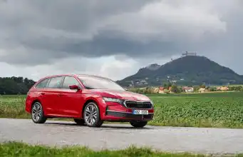 2 km na elektrinu a o 155 litrov menší kufor. Čo prináša hybridná Octavia? Škoda Octavia Hybrid