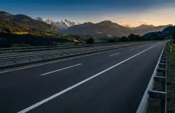 Nafta za 2,60 €. Európskej krajine dochádza palivo, v hre je zníženie limitu na 80 km/h