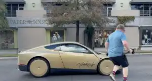 Skočil pred Teslu Cybercab a čakal, či ho zrazí. Urobil to najmenej štyrikrát