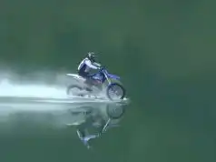 Svetový rekord, s motorkou prešiel po vode 40 kilometrov